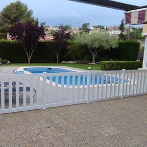Zaun mit Stangen