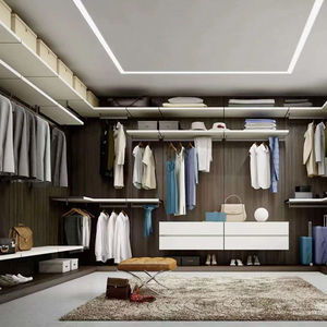 wandmontierter begehbarer Kleiderschrank