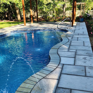 Sandsteinpoolumrandung