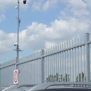 Zaun / geschweißter Maschendraht