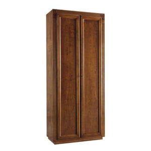 klassischer Kleiderschrank