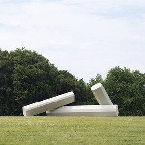 Skulptur / thermolackierter Stahl