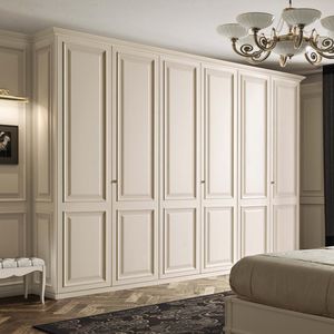 klassischer Kleiderschrank