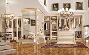 Begehbarer Kleiderschrank / Holz