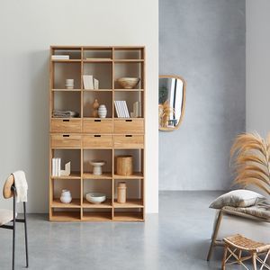 hohes Bücherregal