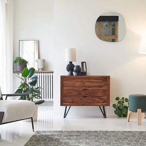 Kommode mit hohen Beinen 1