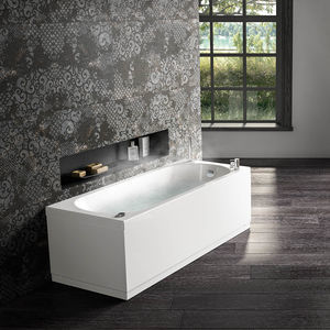 Badewanne in Wandnähe
