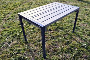 moderner Tisch