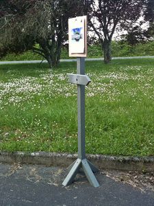 bodenstehendes Schild