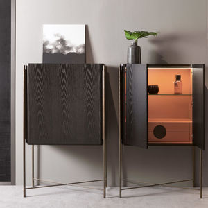 Sideboard mit hohen Beinen
