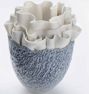 moderne Vase / Porzellan / handgefertigt