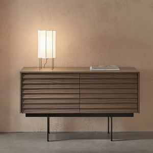 Sideboard mit hohen Beinen 1