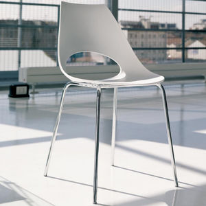 moderner Stuhl 1