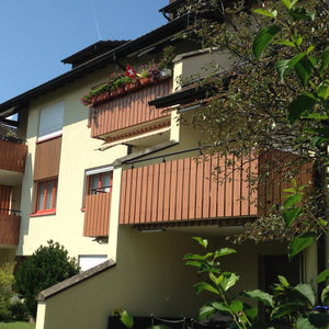 Balkon mit Stangen