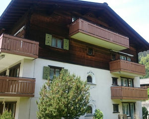 Balkon mit Stangen