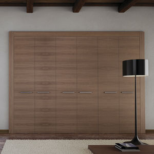 moderner Kleiderschrank