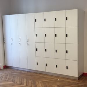 Holz-Garderobenschrank 1