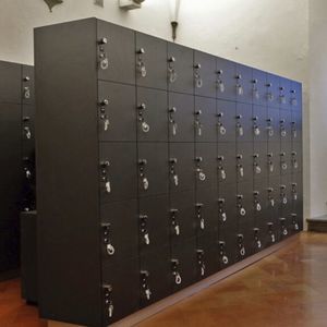 melaminbeschichteter Garderobenschrank 1