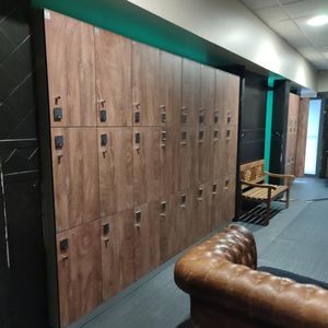 melaminbeschichteter Garderobenschrank 1