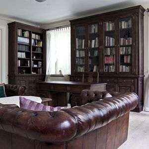 klassisches Bücherregal