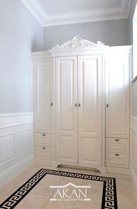 klassischer Kleiderschrank
