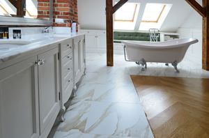 klassischer Badezimmer-Schrank