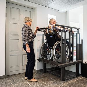 Hebeplattform für Personen mit eingeschränkter Mobilität 1