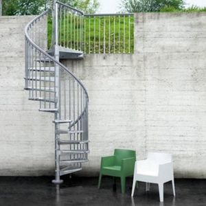 Wendeltreppe / Stahlstruktur / gerade Stufen Metall / ohne Setzstufe