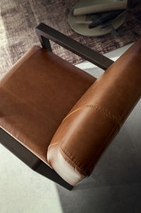 moderner Sessel / Holz / Stoff / Leder