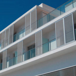 Schiebe-Fensterläden / Aluminium / für Fassaden / mit Jalousie