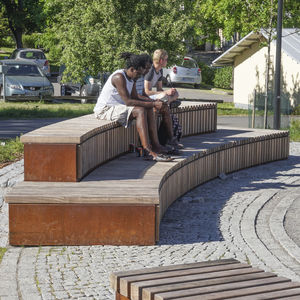 gebogene Bank für den öffentlichen Raum