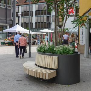 Bank für den öffentlichen Raum / mit integrierten Pflanzkübeln