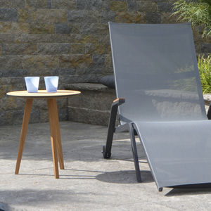 moderner Beistelltisch / aus Teakholz / rund / Garten