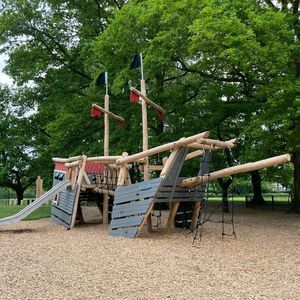 Holz-Spielplatzgerät