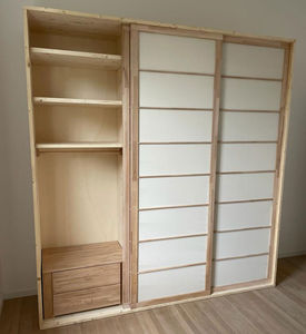 moderner Kleiderschrank