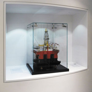 moderne Vitrine / für Theken / Holz / Glas