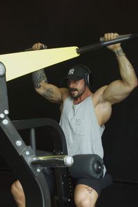 Lat-Pulldown-Fitnessgerät
