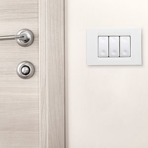 schienenmontierte Steckdosenhalterung