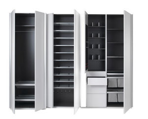 moderner Kleiderschrank / aus Nussbaum / Aluminium / Schwingtüren