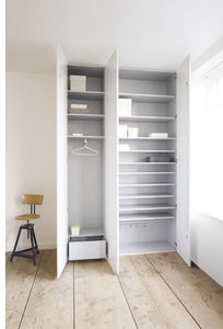 moderner Kleiderschrank