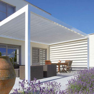 angebaute Pergola / selbsttragend / Aluminium / mit orientierbaren Lamellen