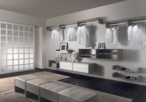 Begehbarer Kleiderschrank / Holz
