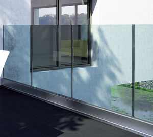 Glas-Windschutzwand