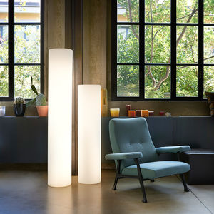 moderne Leuchtsäule / Polyethylen / fluoreszierend / Innenraum