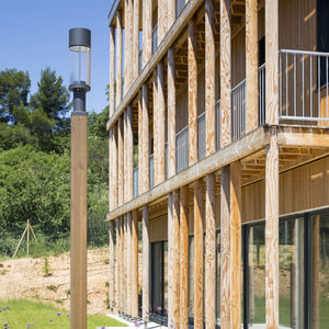 Straßenlaterne / modern / verzinkter Stahl / Holz