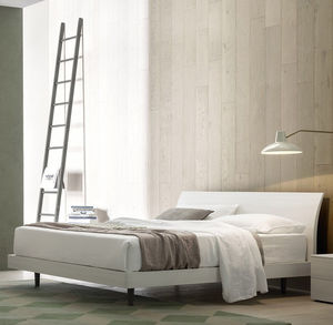 Doppelbett / modern / Kopfteil / lackiertes Holz