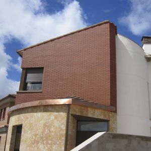 Ziegel für hinterlüftete Fassade