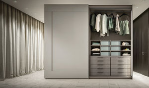 moderner Kleiderschrank