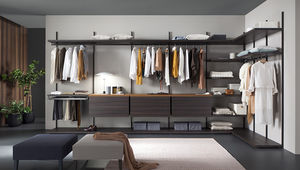 wandmontierter begehbarer Kleiderschrank