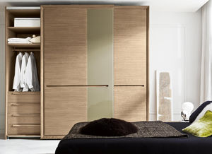 moderner Kleiderschrank